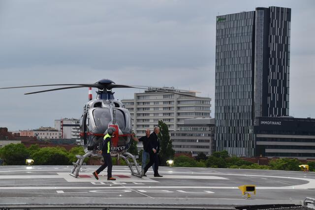 Die Passagiere der Flugpolizei wurden in Meidling willkommen geheißen. | Foto: Karl Pufler