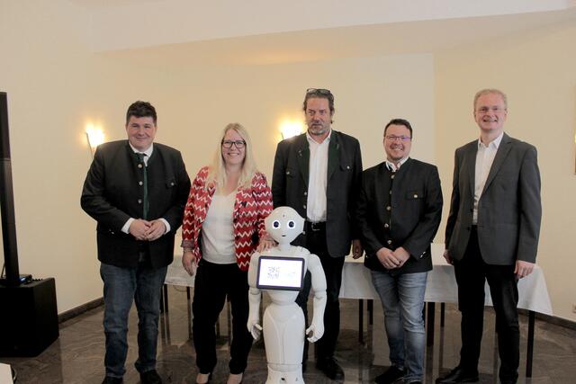 Rainer Gigerl von „WebOffice“, Hoteldirektorin Nina Neuhold-Kofler, Geschäftsführer Max Klarmann, Günther Hutter und Schulleiter Christian Hofer von der HTL Leoben (v.l.) und der humanoide Roboter „Pepper“ | Foto: Manuela Kaluza