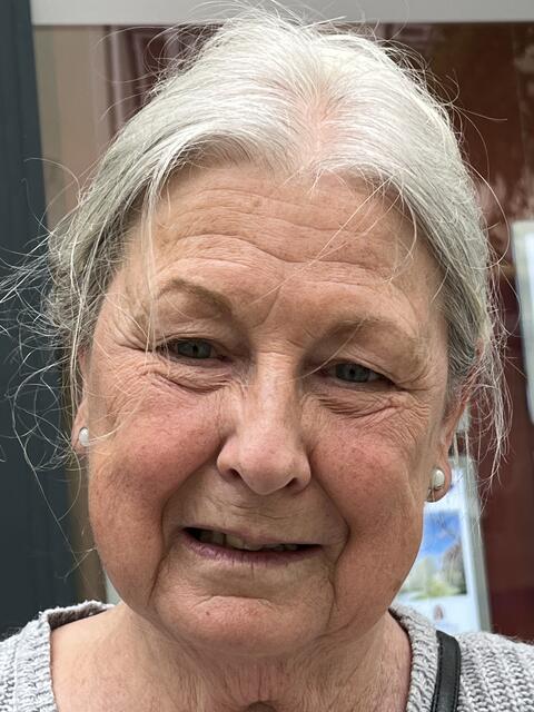 Elke Weinkopf, Baden
Im Cafe weiß ich es nicht so genau, aber die Gasthäuser sind sicher teurer geworden. Nicht so eklatant aber gut bemerkbar und ich glaube es wird mehr.