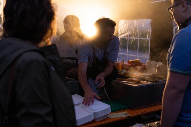 Daniel Ramsbacher und sein Team versorgten die Besucher mit Essen.  | Foto: Five Element Films