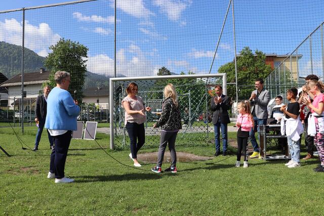 Auch Andrea Spiegl von der Sparkasse Wörgl freute sich gemeinsam mit den Kindern über die erfolgreiche Spendenaktion.  | Foto: Christoph Klausner