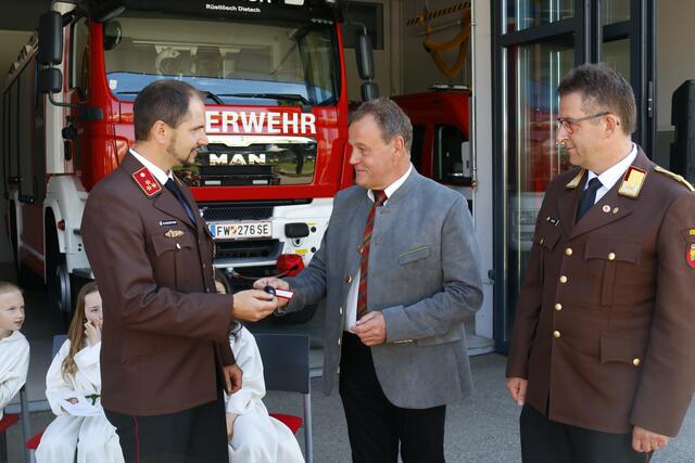 (v.l.n.r) Kommandant Christoph Blumenschein, Bürgermeister Johannes Kampenhuber, Landes-Feuerwehrkommandant Robert Mayer