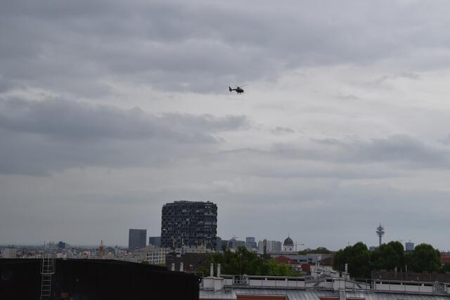 Der Hubschrauber flog das Meidlinger Unfall über Favoriten an. | Foto: Karl Pufler