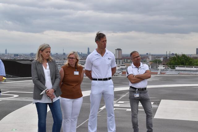 Mit Interesse hören die Mitglieder des Meidlinger Unfallkrankenhauses über die Infos von der Flugpolizei. | Foto: Karl Pufler