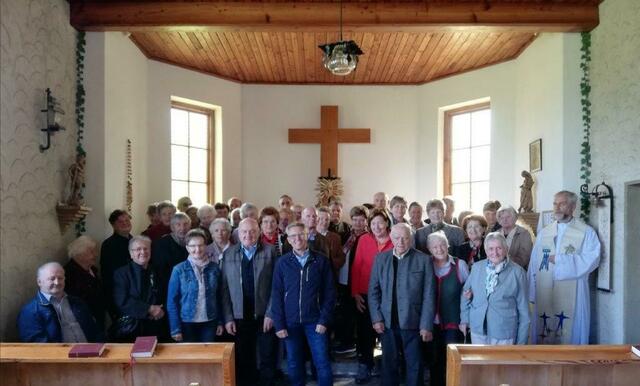 Mitglieder des Seniorenbundes Frantschach-St. Gertraud in der Weberwirt-Kapelle in Obergösel mit Pfarrer Piotr Tomecki | Foto: Privat