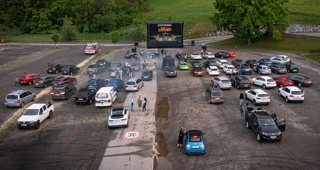 Der Goldeckparkplatz wurde zum Autokino.  | Foto: Five Elements Films