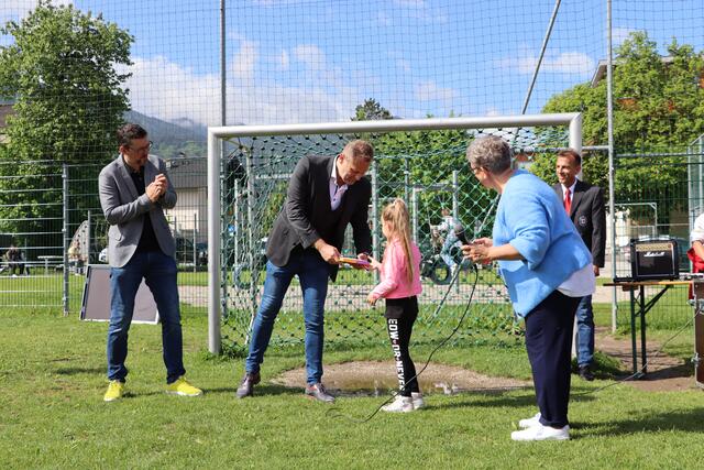 Als Dankeschön gab es Schokolade für Ventotrans-GF Markus Autengruber. | Foto: Christoph Klausner