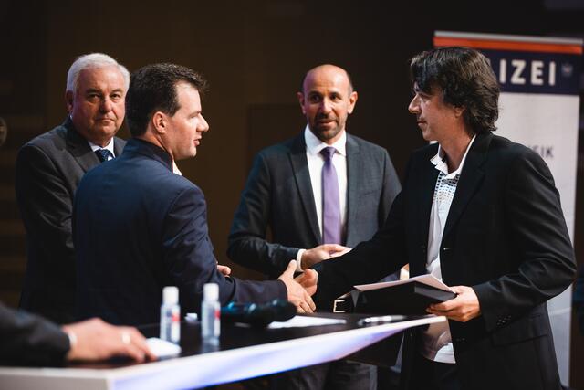 Verleihung des Courage Awards 2022: LH Hermann Schützenhöfer, Landespolizeidirektor Gerald Ortner, Generaldirektor öffentliche Sicherheit Franz Ruf und Preisträger Klemens Marton | Foto: LPD Stmk