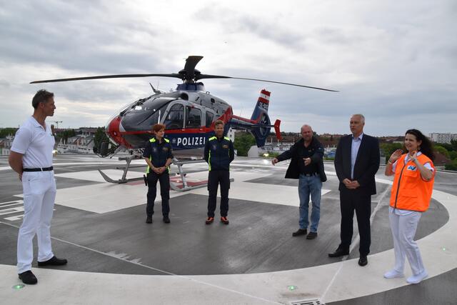 Traumazentrum-Leiter Christian Fialka begrüßt die Flugpolizisten. | Foto: Karl Pufler