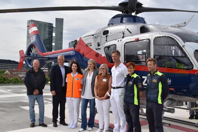 Flugpolizei und die Mitglieder des Meidlinger Krankenhauses vor dem Hubschrauber. | Foto: Karl Pufler