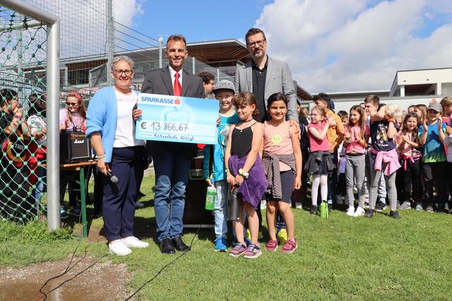 Die Kinder überreichten Gerhard Thurner vom RK Wörgl einen beachtlichen Scheck - die Direktoren Claudia Göhly und Reinhard Angerer waren dabei sichtlich stolz auf ihre Schülerinnen und Schüler. | Foto: Christoph Klausner