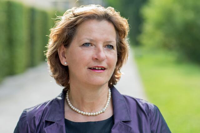 Pour la conseillère d'État Ursula Lackner, la prise de conscience croissante du changement climatique et la nécessité d'innover dans la production et la consommation d'énergie ouvrent de nouvelles opportunités mais aussi des besoins dans l'éducation des adultes.