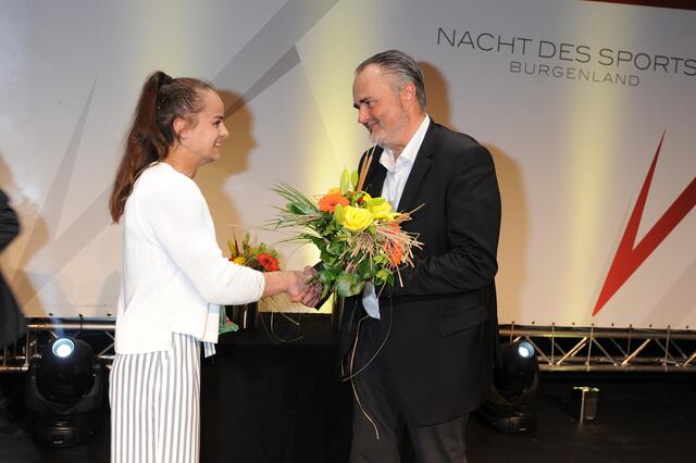 Bei der "Nacht des Sports" wurde Judoka Julia Sommer von Landeshauptmann Hans Peter Doskozil als burgenländische "Aufsteigerin des Jahres" ausgezeichnet.