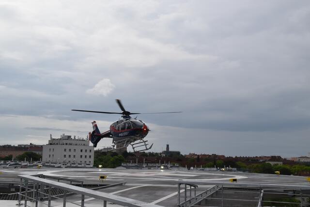Der Polizeihubschrauber kurz vor dem Aufsetzen. | Foto: Karl Pufler