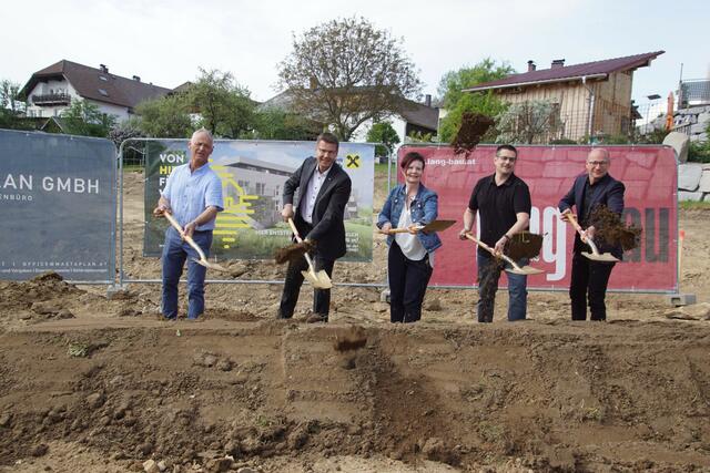 Spatenstich für das Bauprojekt Krumauerstrasse in Aigen-Schlägl. Die Fertigstellung ist für Ende 2023 geplant.  | Foto: Helmut Eder