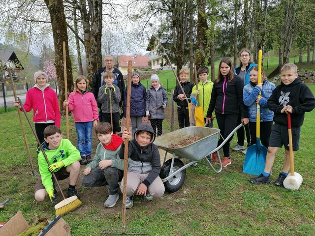 Die fleißigen Volksschüler aus Lunz am See wurden von Schulwart Hans Simetzberger und ihrer Lehrerin Katrin Lechner (h.) unterstützt. | Foto: Volksschule Lunz