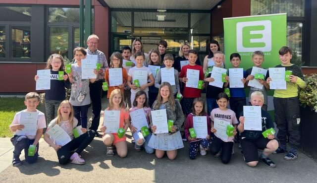 Große Freude bei den neuen "Energieschlaumeiern" der Marktgemeinde Kammern über ihr Zertifikat, das sie als energiebewusste und -sparende Jugendliche ausweist.  | Foto: Energieagentur Baierl