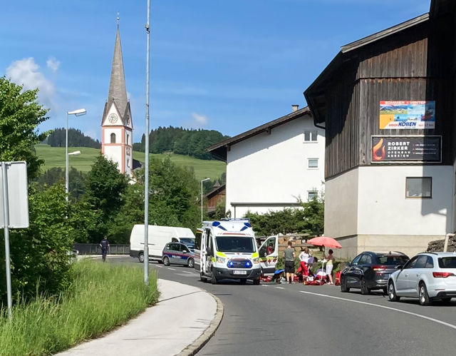 Der 20-jährige Motorradfahrer wurde an der Unfallstelle in Niederndorf erstversorgt.  | Foto: ZOOM.Tirol