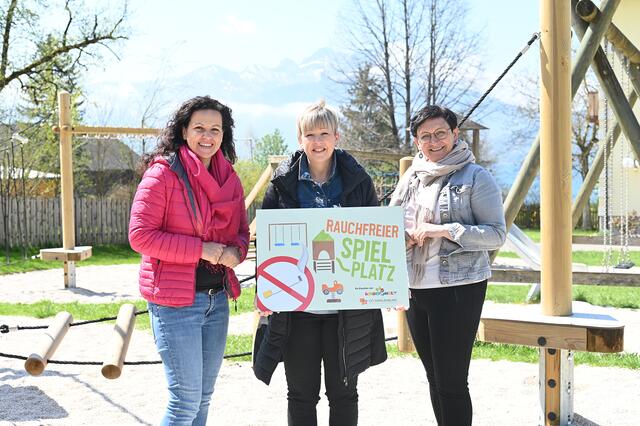 Landesobfrau Kinderwelt OÖ Helena Kirchmayr, Bgm. Nicole Eder (Steinbach am Attersee) und Familienbund-Bezirksgruppe Vöcklabruck-Obfrau Manuela Gschwandtner.
 | Foto: Kinderwelt OÖ