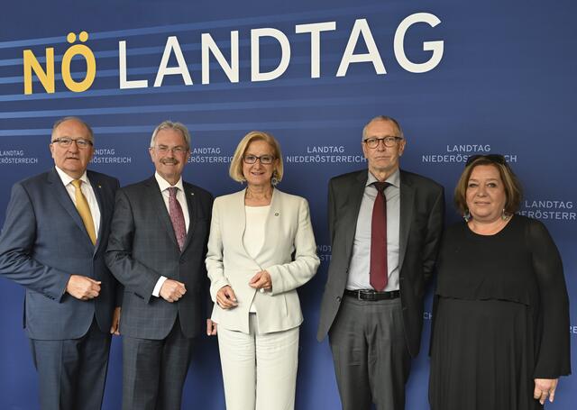 Landeshauptfrau Johanna Mikl-Leitner und Festredner Konrad Paul Liessmann (2. v. r.) mit dem Zweiten Landtagspräsidenten Karl Moser (1. v. l.), Landtagspräsident Karl Wilfing (2. v. l.) und der Dritten Landtagspräsidentin Karin Renner (1. v. r.). | Foto: NLK Filzwieser