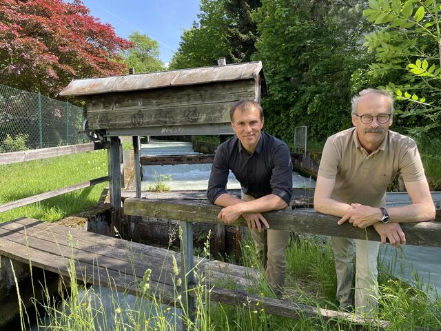 Im Kreuzungsbereich der Sinnhub- und Leopoldskronerstraße soll das Kleinwasserkraftwerk entstehen, erklären Erik Schnaitl und Josef Pichler.  | Foto: Lisa Gold