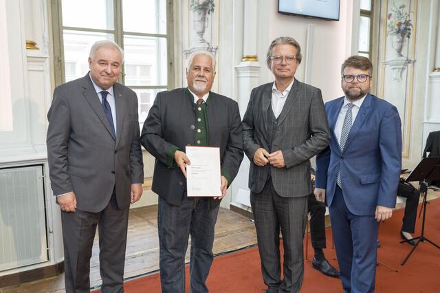 LH Hermann Schützenhöfer überreichte im Beisein von KO Johannes Schwarz und LR Christopher Drexler an Adalbert Braunegger (v.l.) die Urkunde zur Führung des Berufstitels "Regierungsrat". | Foto: Foto Fischer