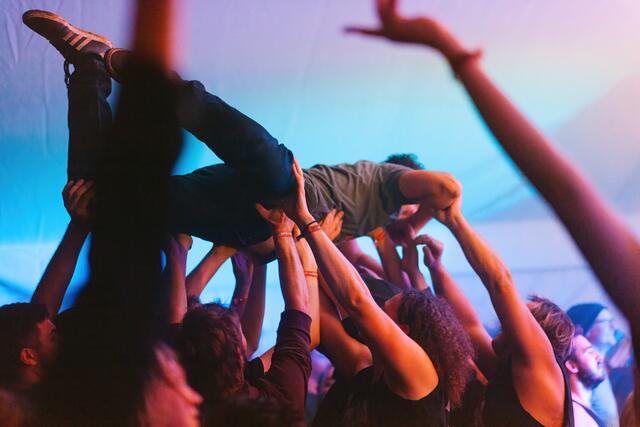 Gute Stimmung und Stagediving beim Erntepunkfest | Foto: Martin Weber
