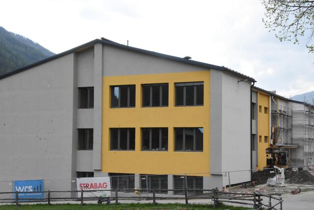 Diese Großbaustelle wird bald abschlossen sein, die Mittelschule in St. Peter ist neu. | Foto: Anita Galler