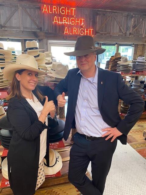 Nina Stift und Christian Moser in Austin Texas beim probieren von Hüten in einem Hutgeschäft | Foto: Nina Stift
