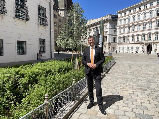 Bezirksvorsteher Markus Figl (ÖVP) stattete den neuen Bezirkspflanzen einen Besuch ab. | Foto: Niklas Varga