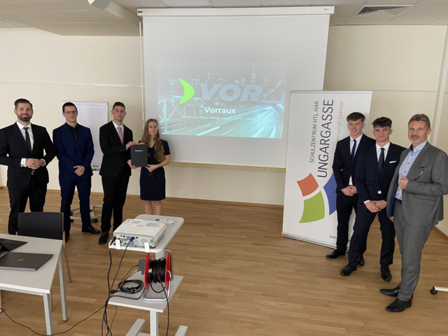 Die Maturantinnen und Maturanten präsentierten ihr Diplomarbeitsprojekt: Michael Svoboda, Leiter VDV/Recht/Beschaffung - VOR, Franz-Xaver Akpinar-Ulrich, VOR-Qualitätskontrolle, die MaturantInnen: Florian Giefing, Pia Hummel, Andreas Lenner und Matthias Wurzer; Mag. Wolfgang Schroll, VOR Geschäftsführer. (v.l.) | Foto: privat