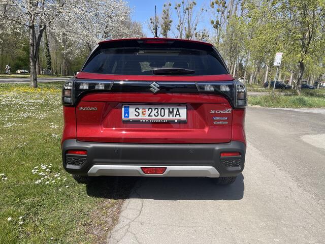 Durch die eckigen Radkästen, die neuen LED-Scheinwerfer und LED-Rückleuchten und markante, silberne Zierleisten wirkt der neue Suzuki S-Cross wesentlich dynamischer als sein Vorgänger. | Foto: Suzuki