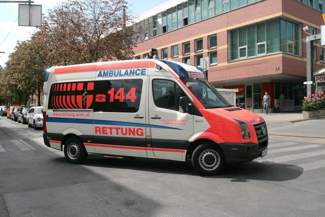 Die verletzte Frau wurde von der Wiener Berufsrettung ins Spital gebracht. | Foto: Wiener Berufsrettung