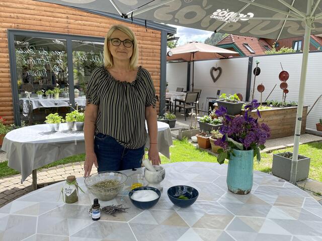 Heidi Woitischek ist Kräuterpädagogin, Mentaltrainerin, Coach, Kabbalistischer Lebensberater, Ehefrau und Mutter. | Foto: Julia Gerold