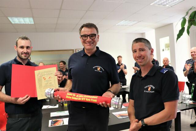 Marcel Kernbichler (li) und Manfred Stütz (re) zeichnen HBI a.D. Sepp Zirkl mit einem Stück Feuerwehrschlauch aus. | Foto: Edith Ertl