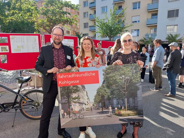 Bezirksvorsteherin-Stellvertreter Wolfgang Mitis, Bezirksvorsteherin Silvia Janković und Elke Hanel-Torsch (alle drei SPÖ) sind auf der Infoveranstaltung mit dabei.  | Foto: Julia Weinelt