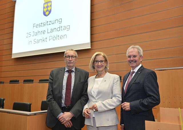 Bei der Festsitzung anlässlich „25 Jahre Landtag in St. Pölten“, von links nach rechts: Festredner Konrad Paul Liessmann, Landeshauptfrau Johanna Mikl-Leitner und Landtagspräsident Karl Wilfing. | Foto: NLK Filzwieser