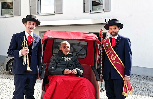Bei der Rikscha-Ausfahrt gab es auch einen Beusch bei der Stadtmusik | Foto: Stadt Bludenz