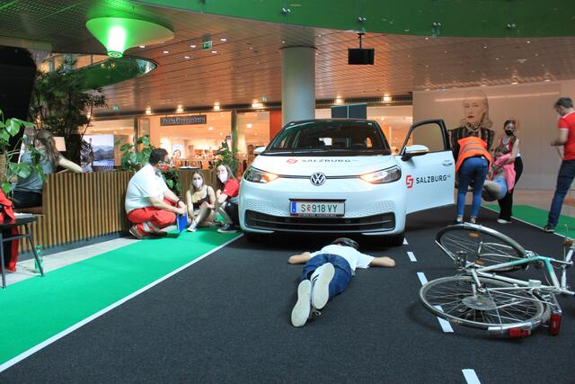 Nach einem Unfall musste ein verletzter Radfahrer versorgt werden. | Foto: Rotes Kreuz Salzburg