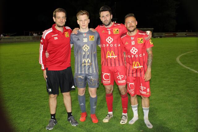 Coach Sascha Stocker mit seinen Matchwinnern Torwart Simon Sommer sowie den Doppeltorschützen Domagoj Beslic und Kapitän Andreas Glas (v. l.) | Foto: KK