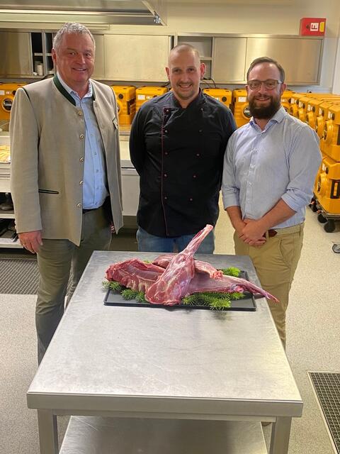 Landesjägermeister-Stellvertreter Andreas Gasselsberger, Küchenchef Christof Wolfschluckner und Caritas-Vorstand Stefan Pimmingstorfer bei der Übergabe der Maiböcke. | Foto: OÖ. Landesjagdverband