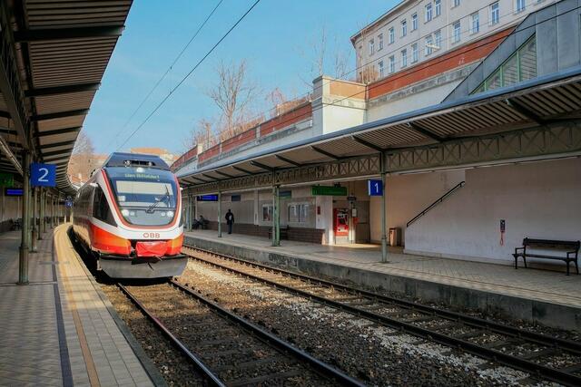 Auf der S-Bahnstrecke muss nach der Schiffskollisiion am Mittwoch, 18. Mai, mit Verzögerungen gerechnet weden. | Foto: ÖBB / Zenger