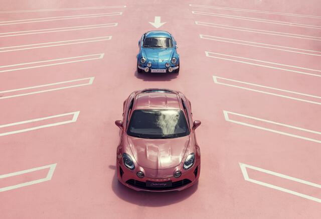 Blau und rosa sind die dominierenden Farben der Alpine A110 South Beach Colorway, die ab Sommer 2022 erhältlich ist.