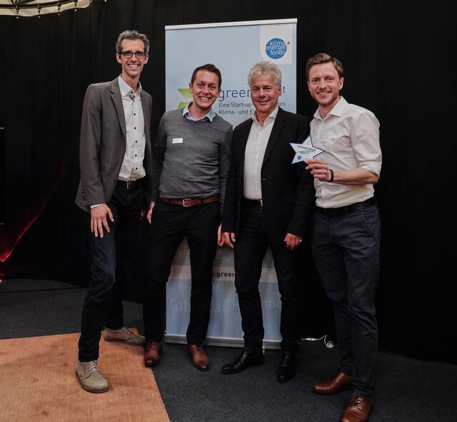Die Sonnenschmiede-Geschäftsführer Johannes Frühmann, Alexander Hojas (v.l.) und Thomas Auer (r.), mit Ingmar Höbarth (2.v.r.), dem Geschäftsführer des Klima- und Energiefonds. | Foto: stills&(e)motions-RudyDellinger