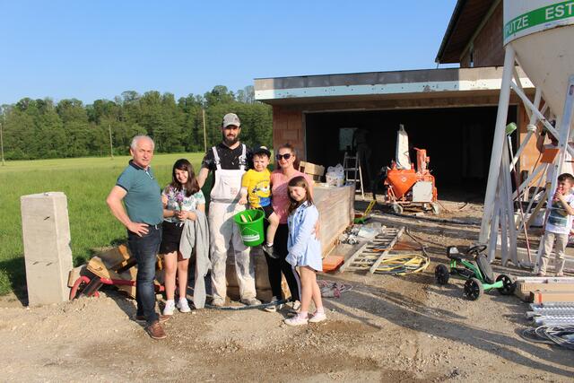 Familie Poljakovic errichten gerade ein Eigenheim in Katzenbergleithen. Bürgermeister Josef Schöppl bringt auf seiner Häuslbauer-Tour einen Begrüßungstrunk vorbei. | Foto: Gemeinde Kirchdorf