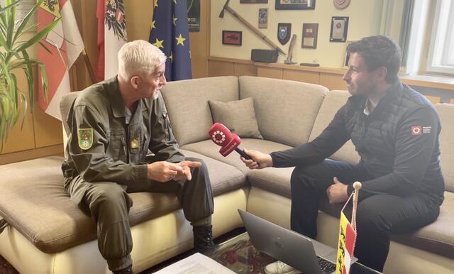 Militärkommandant Walter Gitschthaler in
Gespräch mit Reporter Lukas Moser