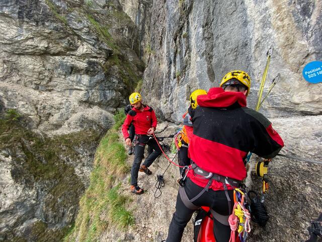 Die Bergrettung Kramsach rückte mit zehn Mitgliedern zum Klettersteig beim Reintaler See aus und seilte zwei Personen gesichert ab. | Foto: ZOOM.Tirol