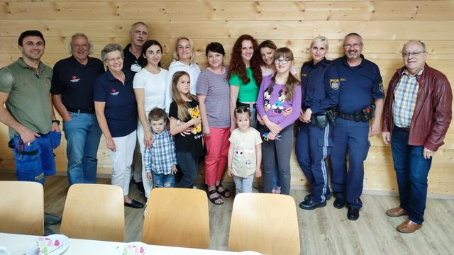 RK Kössen (Gerhard Huber2. v.li. mit Marion Schlerf und Hubert Haunholter) organisierten eine Zusammenführung und Hilfestellung von flüchtenden aus der Ukraine.