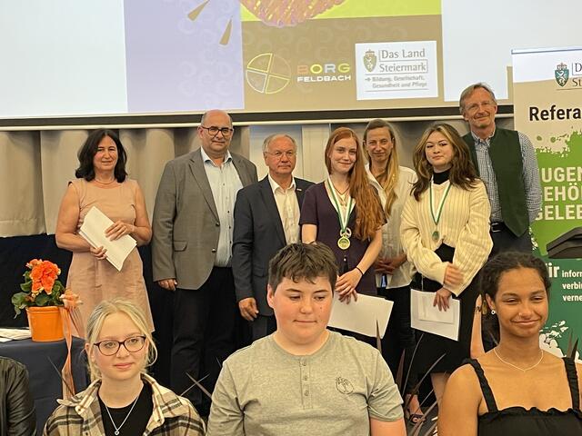 Siegerehrung in der Kategorie Sprachrohr: Laura Schneeberger (hinten, 4.v.r.) auf Platz eins und Wei Wei Petermann (hinten, 2.v.r.) auf Rang drei.  | Foto: RegionalMedien