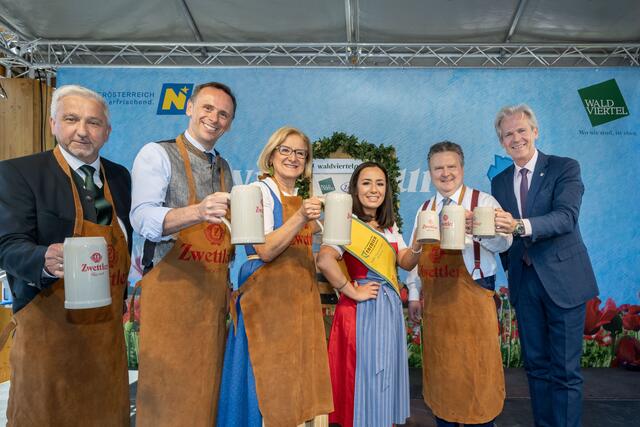 Auf das Waldviertel! Mit dem traditionellen Zwettler Bieranstich durch Karl Schwarz, Privatbrauerei Zwettl, Niederösterreichs Landeshauptfrau Johanna Mikl-Leitner, den Wiener Bürgermeister Michael Ludwig, den Niederösterreichischen Tourismuslandesrat Jochen Danninger und den Aufsichtsratsvorsitzenden von Waldviertel Tourismus Fritz Weber wurden die drei Tage waldviertelpur offiziell eröffnet.
V.l.: Fritz Weber, Aufsichtsratsvorsitzender Waldviertel Tourismus; Jochen Danninger, Tourismuslandesrat Niederösterreich; Johanna Mikl-Leitner, Landeshauptfrau Niederösterreich; Hopfenprinzessin Vanessa; Michael Ludwig, Bürgermeister Wien; Karl Schwarz, Inhaber und Geschäftsführer Privatbrauerei Zwettl;
 | Foto: Waldviertel Tourismus_Studio Kerschbaum 